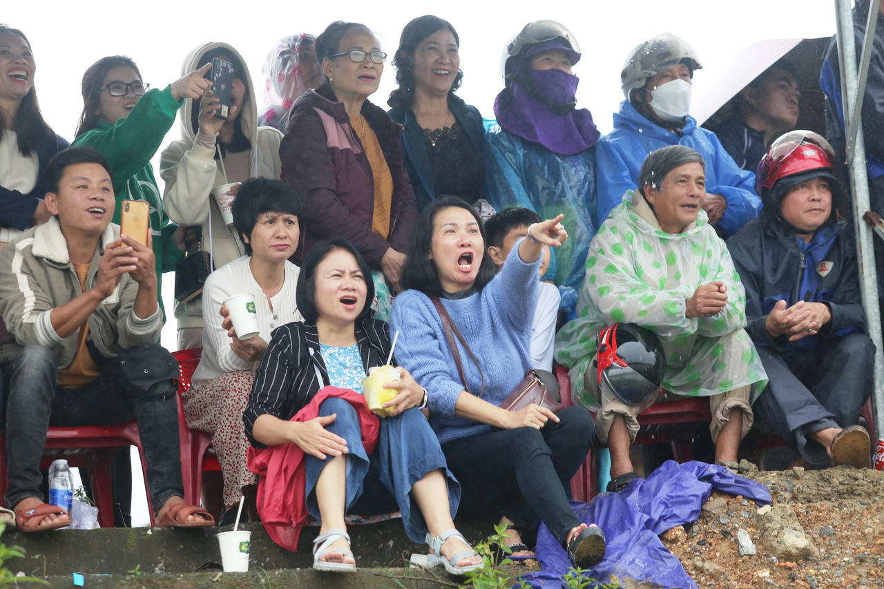 Hàng nghìn người dân đội mưa xem hội đua thuyền đầu xuân