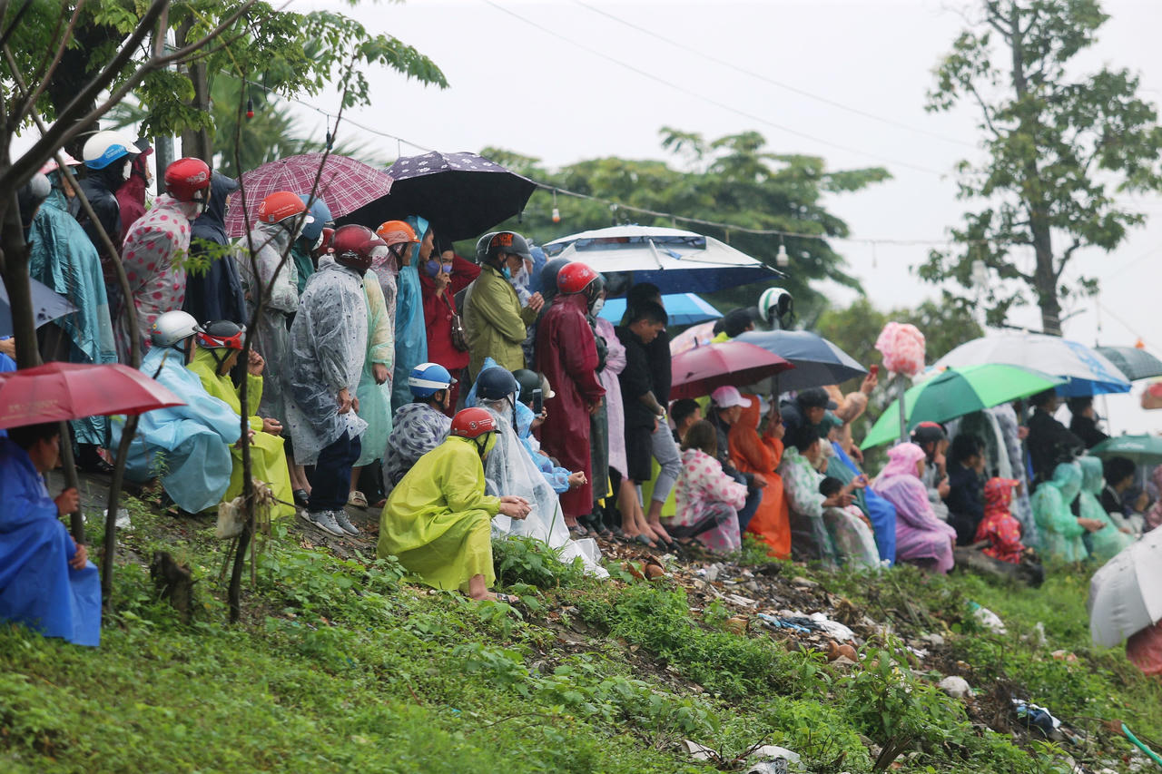 Hàng nghìn người dân đội mưa xem hội đua thuyền đầu xuân