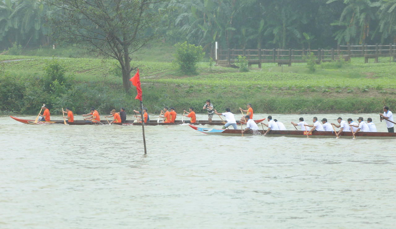 Hàng nghìn người dân đội mưa xem hội đua thuyền đầu xuân