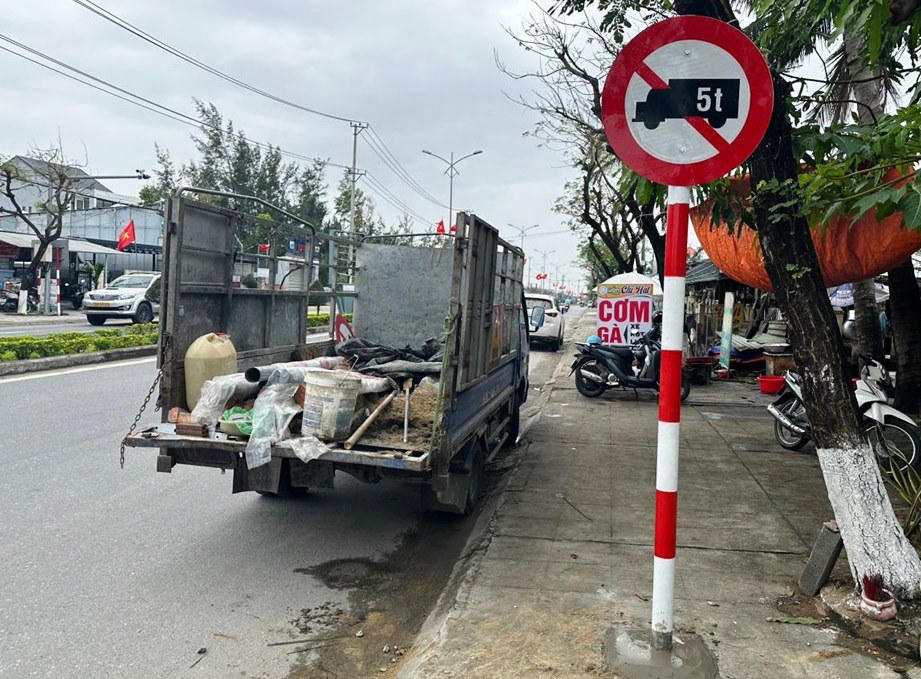 Người dân gặp khó vì biển báo giới hạn phương tiện trên tuyến đường ĐT 619 qua địa phận Quảng Nam