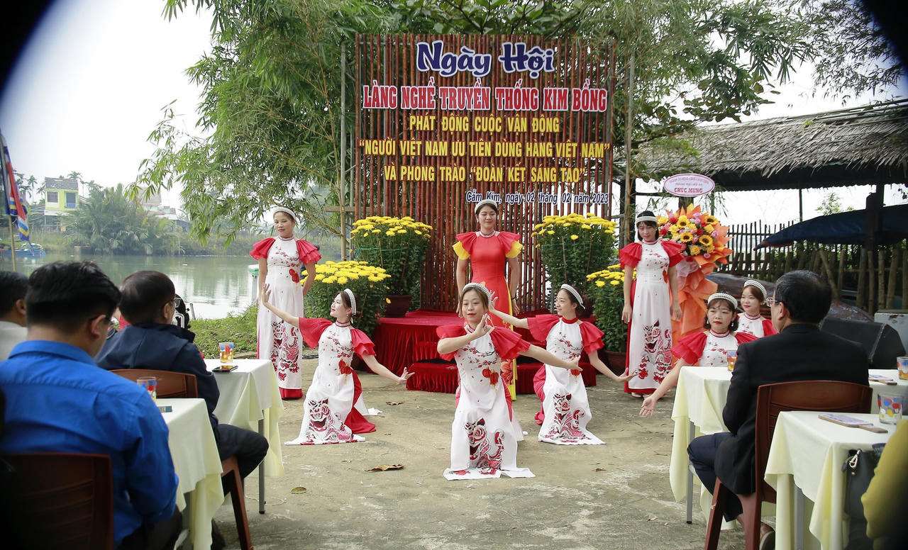 Du khách say đắm ngắm nhìn nghệ nhân trình diễn tinh hoa làng mộc 500 tuổi