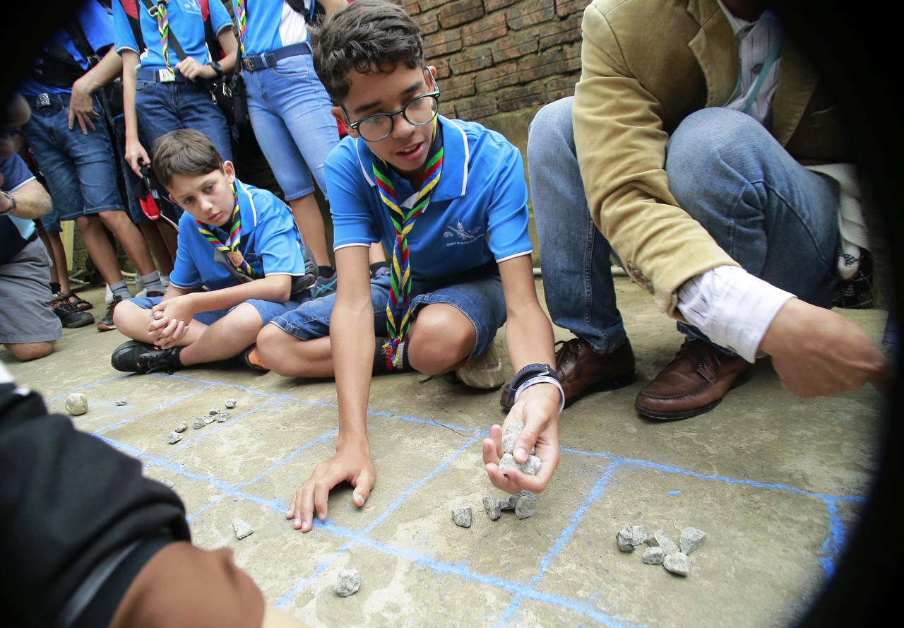 Du khách say đắm ngắm nhìn nghệ nhân trình diễn tinh hoa làng mộc 500 tuổi