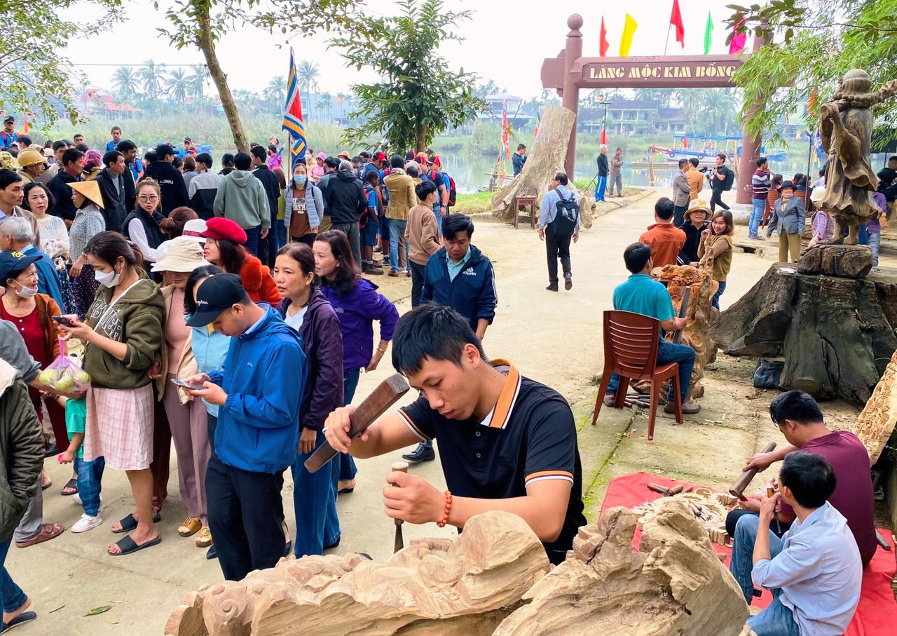 Du khách say đắm ngắm nhìn nghệ nhân trình diễn tinh hoa làng mộc 500 tuổi