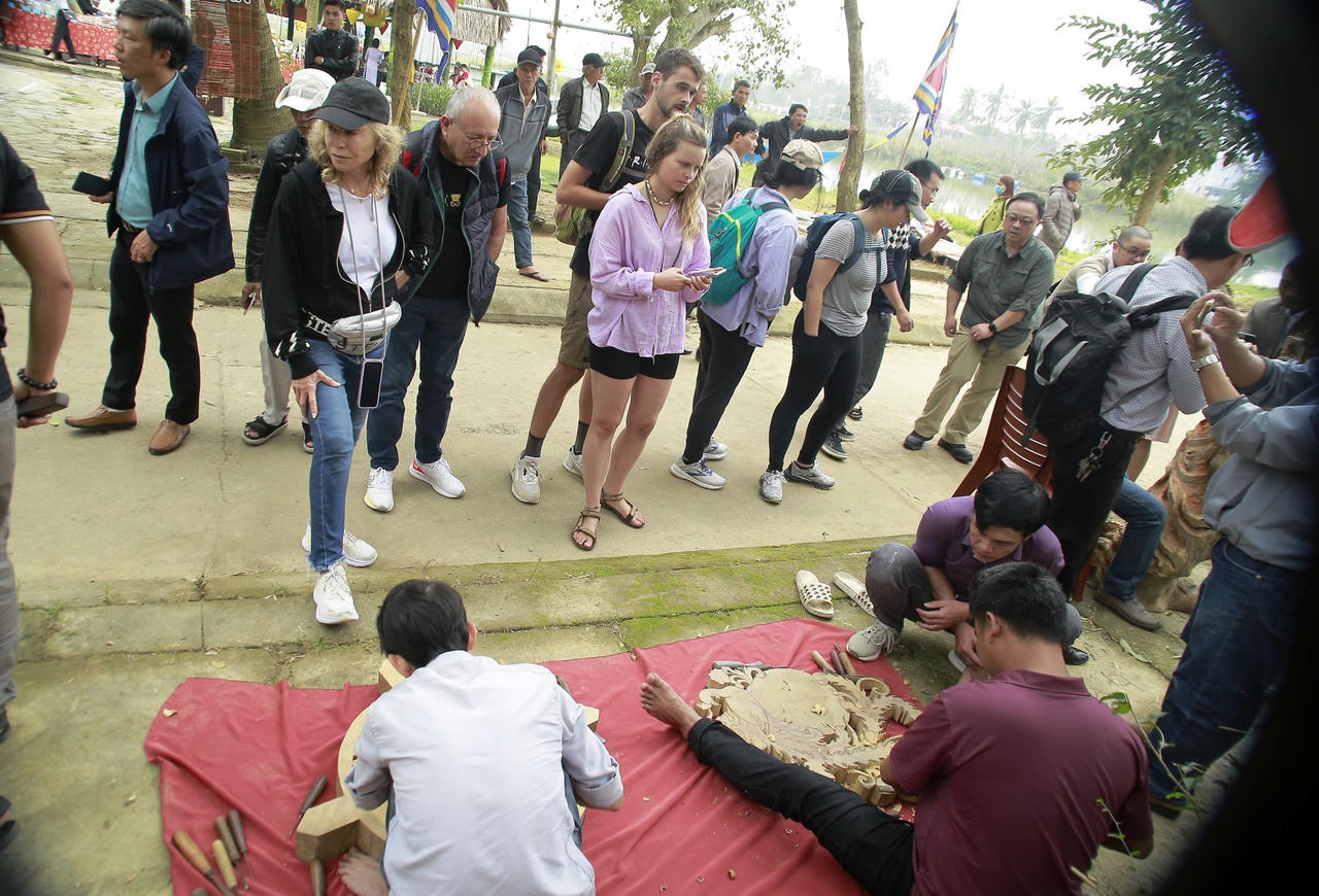 Du khách say đắm ngắm nhìn nghệ nhân trình diễn tinh hoa làng mộc 500 tuổi