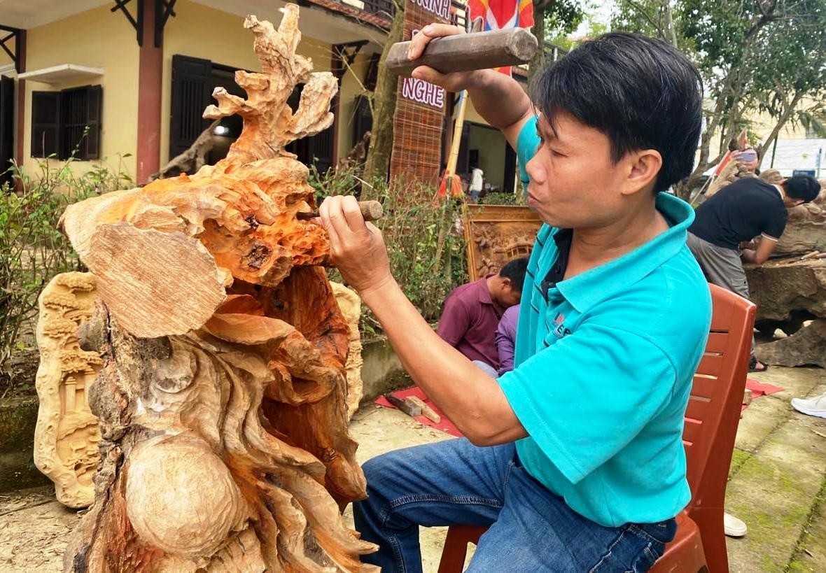 Du khách say đắm ngắm nhìn nghệ nhân trình diễn tinh hoa làng mộc 500 tuổi