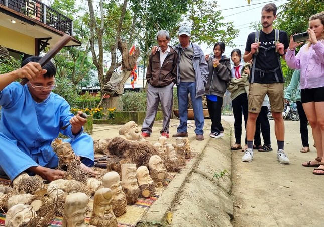 Du khách say đắm ngắm nhìn nghệ nhân trình diễn tinh hoa làng mộc 500 tuổi