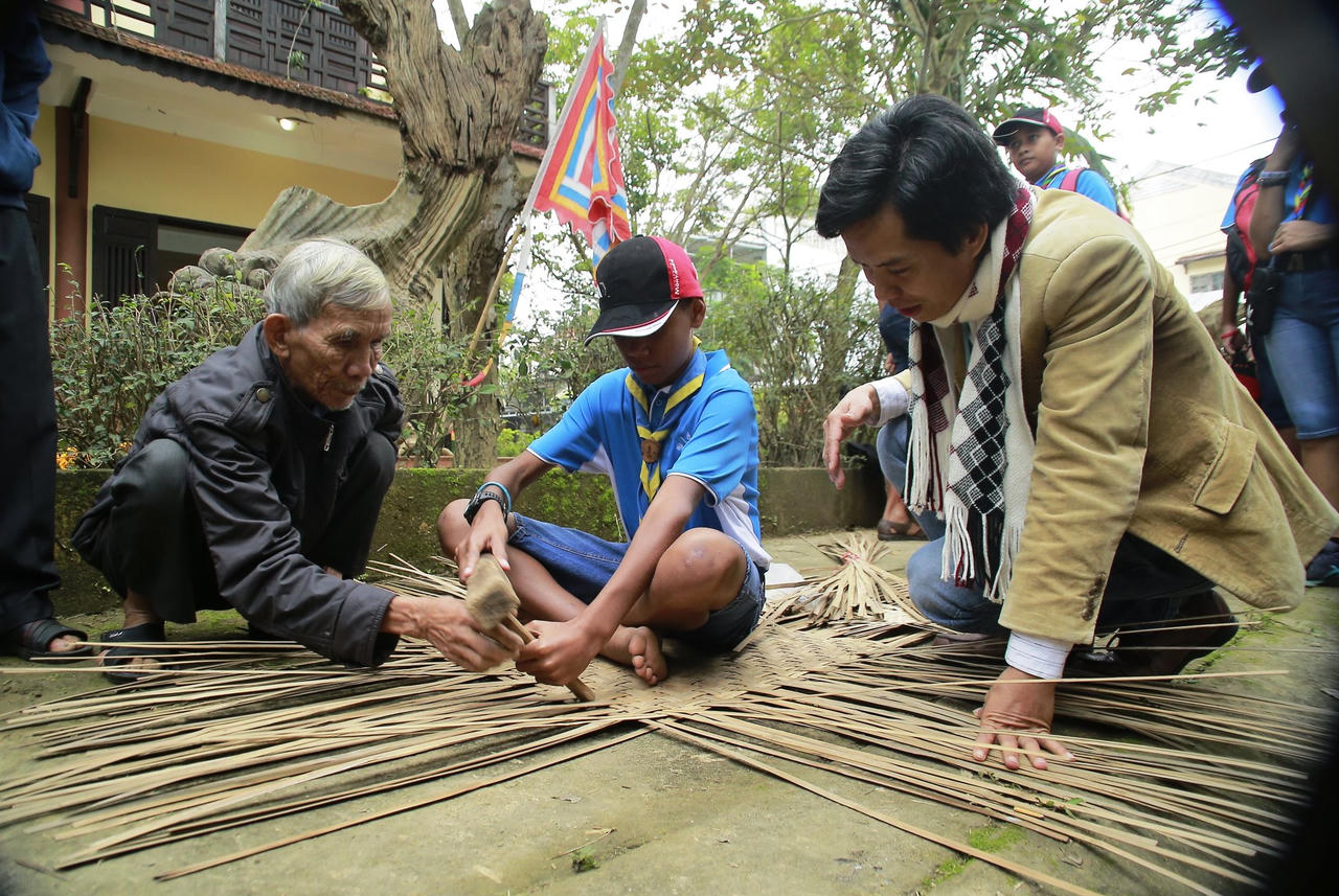 Du khách say đắm ngắm nhìn nghệ nhân trình diễn tinh hoa làng mộc 500 tuổi