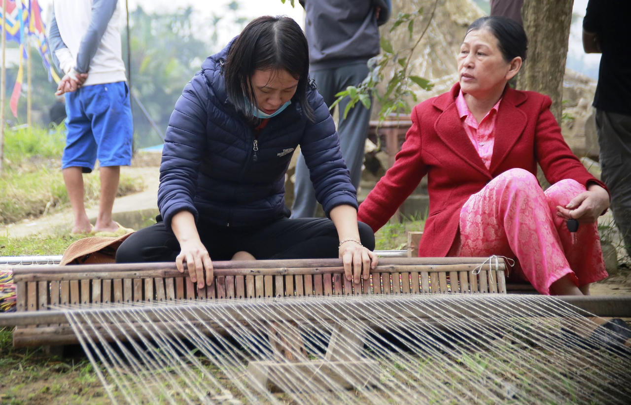 Du khách say đắm ngắm nhìn nghệ nhân trình diễn tinh hoa làng mộc 500 tuổi