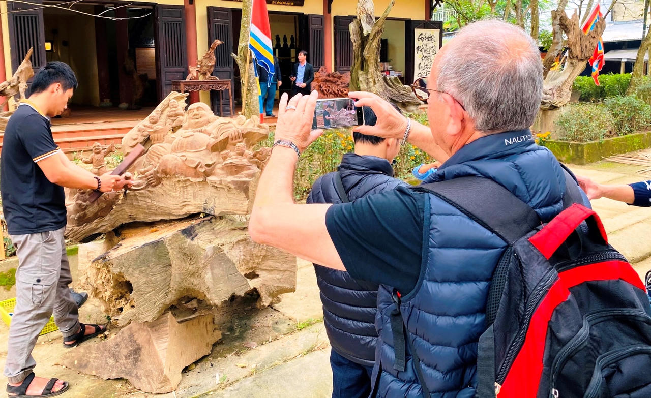 Du khách say đắm ngắm nhìn nghệ nhân trình diễn tinh hoa làng mộc 500 tuổi