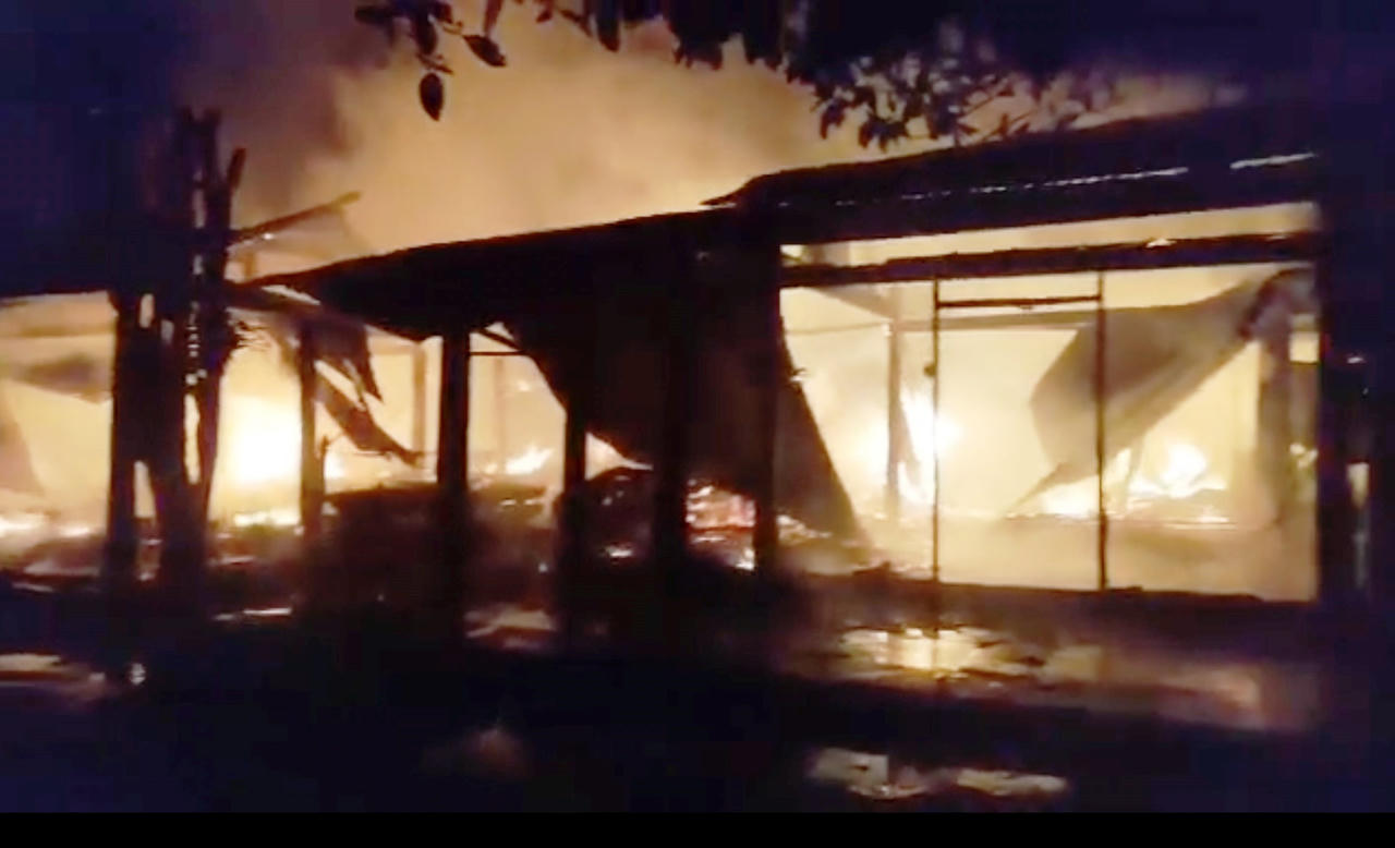 Đốt củi sưởi ấm làm cháy rụi 8 gian nhà ở vùng cao Quảng Nam