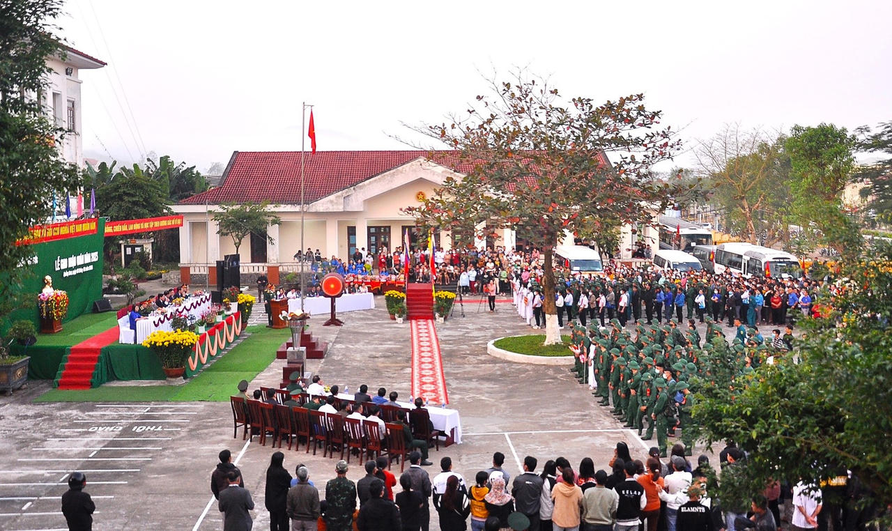 Hàng ngàn thanh niên các tỉnh miền Trung nô nức lên đường tòng quân