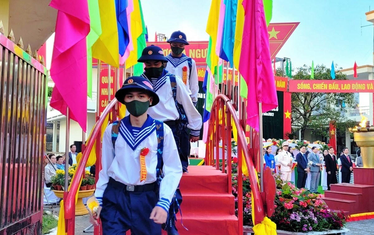 Hàng ngàn thanh niên các tỉnh miền Trung nô nức lên đường tòng quân