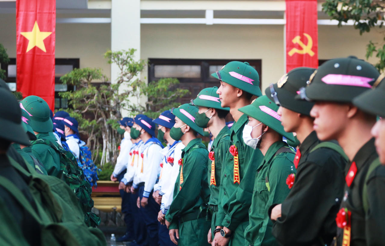 Hàng ngàn thanh niên các tỉnh miền Trung nô nức lên đường tòng quân