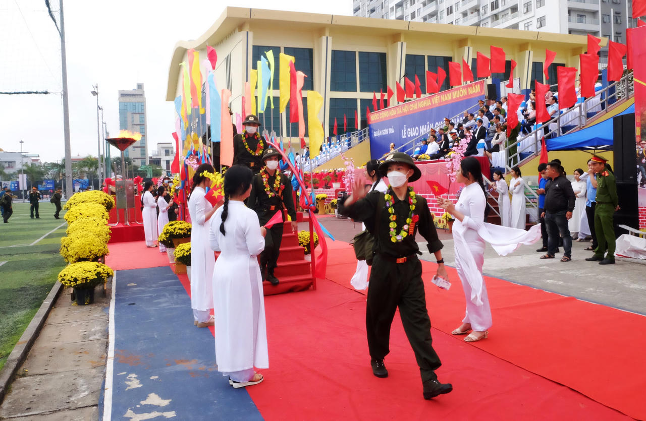 Hàng ngàn thanh niên các tỉnh miền Trung nô nức lên đường tòng quân