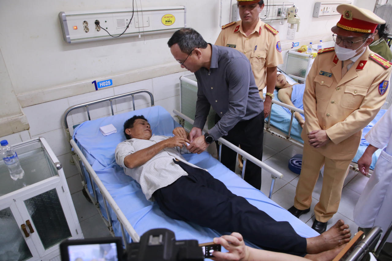 Làm rõ trách nhiệm CQCN liên quan và đơn vị kinh doanh vận tải trong vụ tai nạn 8 người tử vong