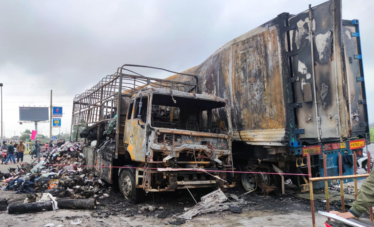 Đang dừng đỗ trong đêm, ô tô tải và xe container cháy bốc cháy trơ khung 