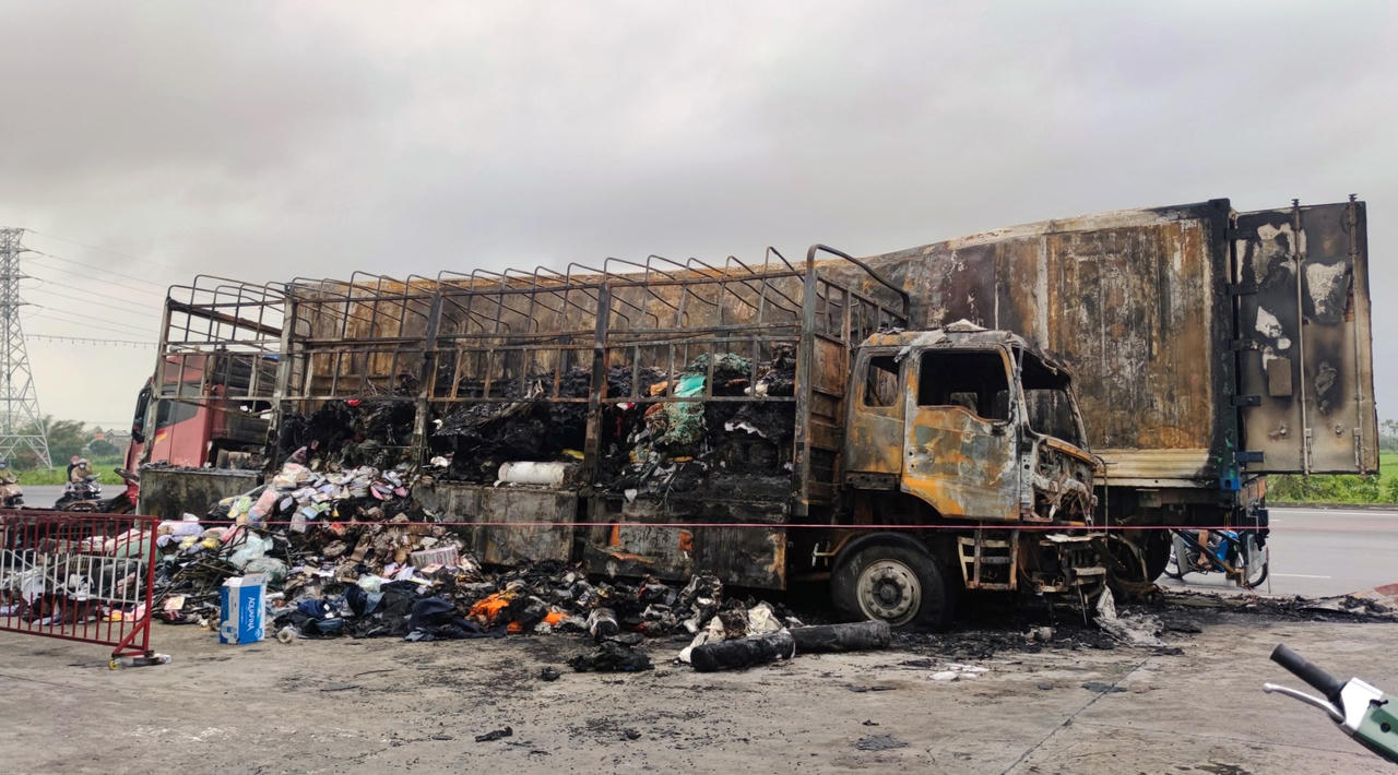 Đang dừng đỗ trong đêm, ô tô tải và xe container cháy bốc cháy trơ khung 