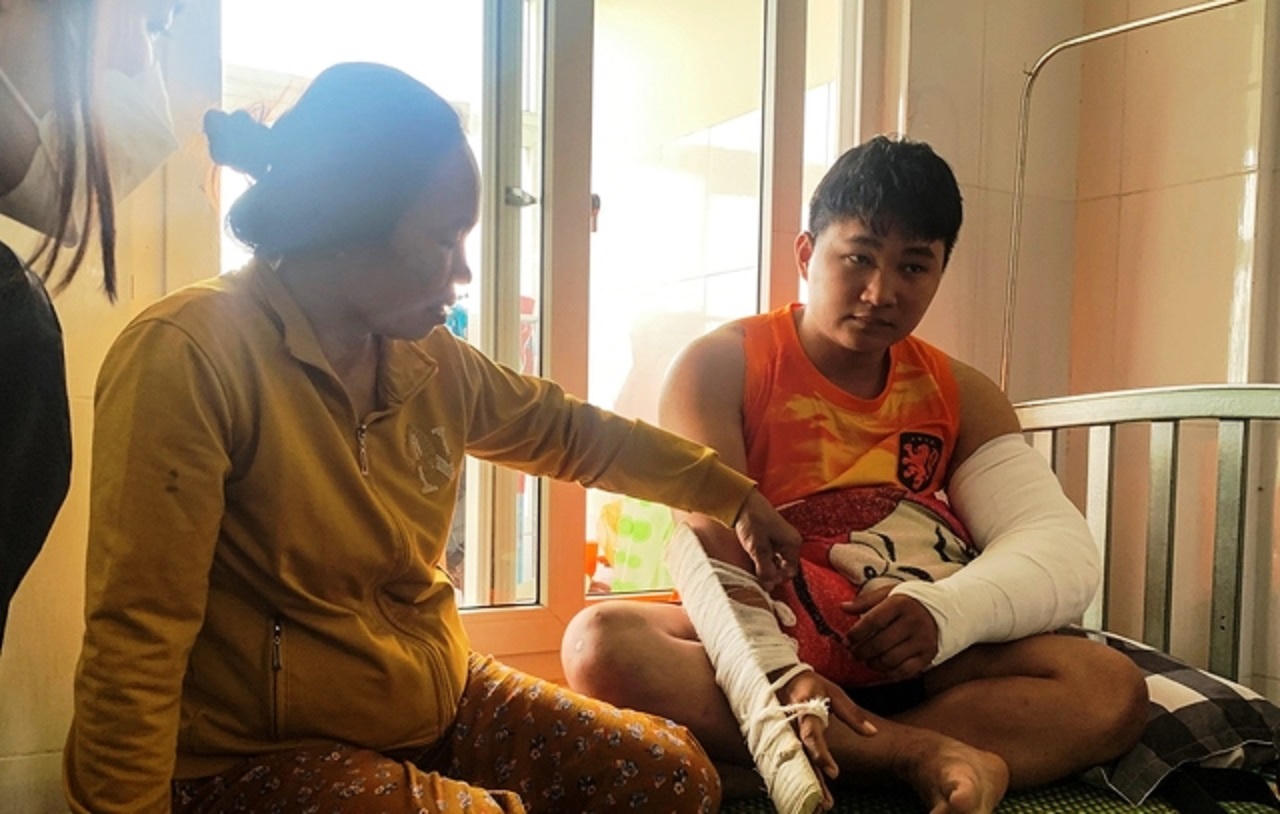 Khởi tố, bắt tạm giam người đàn ông đánh gãy 2 tay shipper