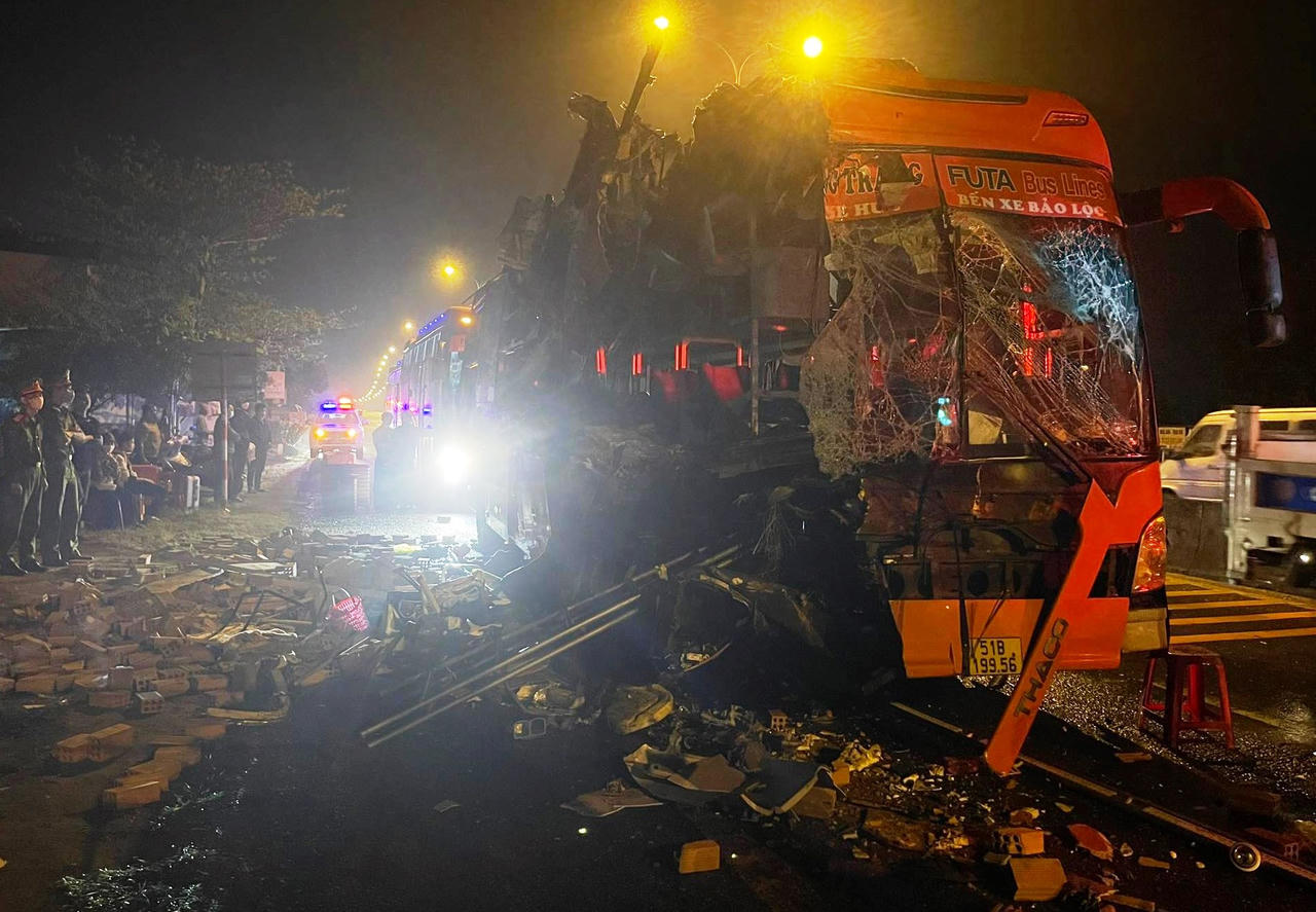 Vụ xe khách tông đuôi xe tải khiến 3 người tử vong ở Quảng Nam: Khẩn trương điều tra nguyên nhân