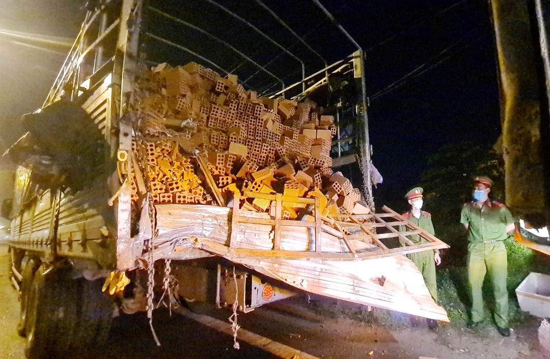 Ô tô khách bẹp đầu khi tông xe tải trong đêm, 3 người tử vong, 16 người phải cấp cứu