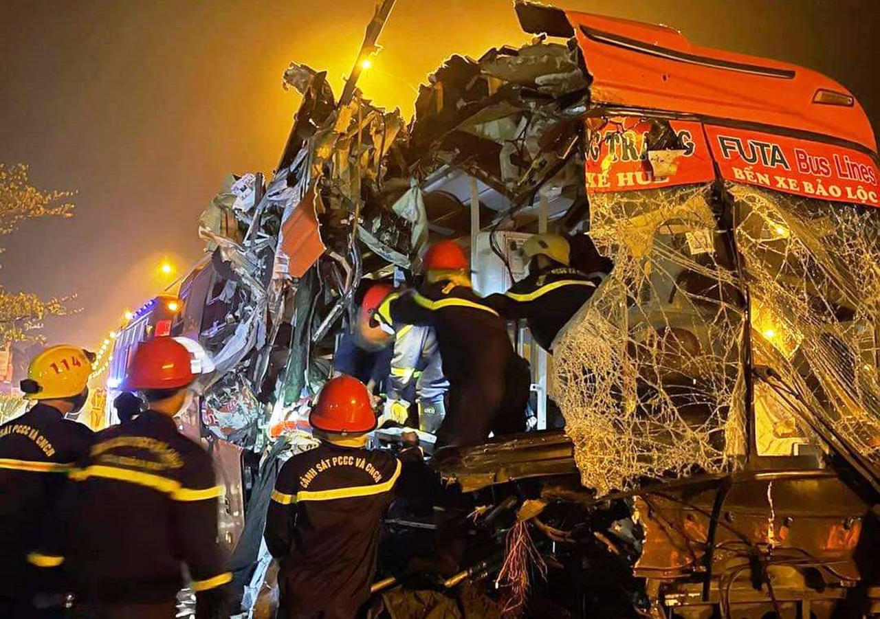 Ô tô khách bẹp đầu khi tông xe tải trong đêm, 3 người tử vong, 16 người phải cấp cứu