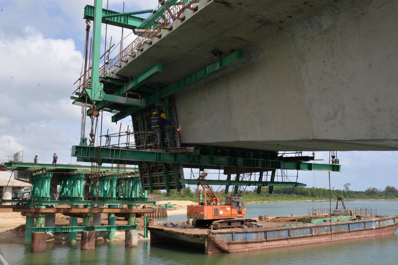 Chủ tịch tỉnh Quảng Ngãi kiểm tra các dự án giao thông trọng điểm