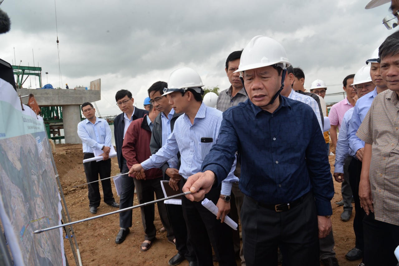 Chủ tịch tỉnh Quảng Ngãi kiểm tra các dự án giao thông trọng điểm