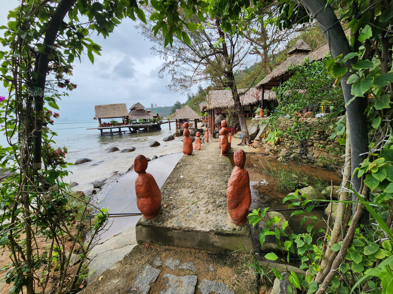 Xử phạt và yêu cầu tháo dỡ công trình trái phép trên bán đảo Sơn Trà