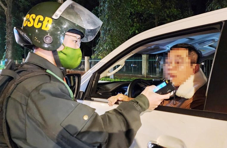 Uống rượu bia rồi lái xe, một lãnh đạo sở bị phạt 46 triệu đồng