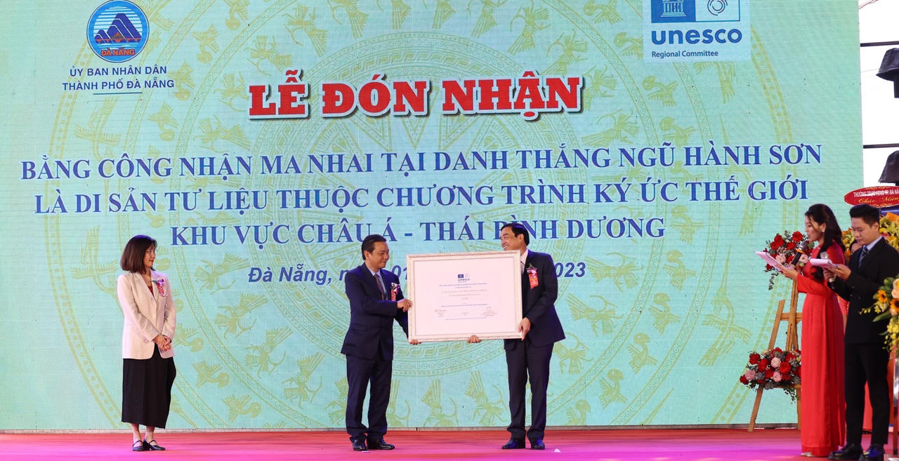 Ma nhai Ngũ Hành Sơn đón nhận Bằng Di sản Ký ức thế giới 