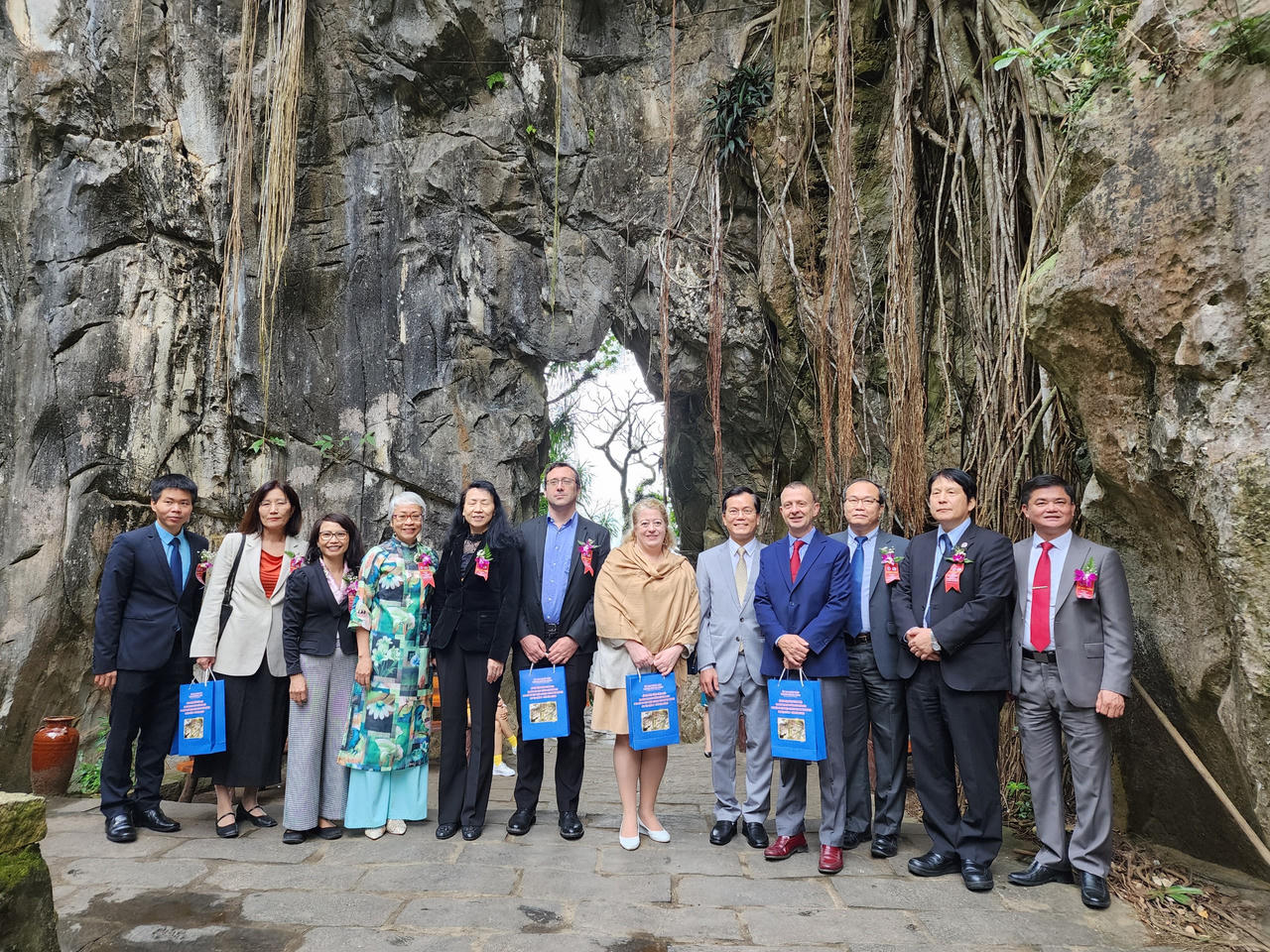 Ma nhai Ngũ Hành Sơn đón nhận Bằng Di sản Ký ức thế giới 
