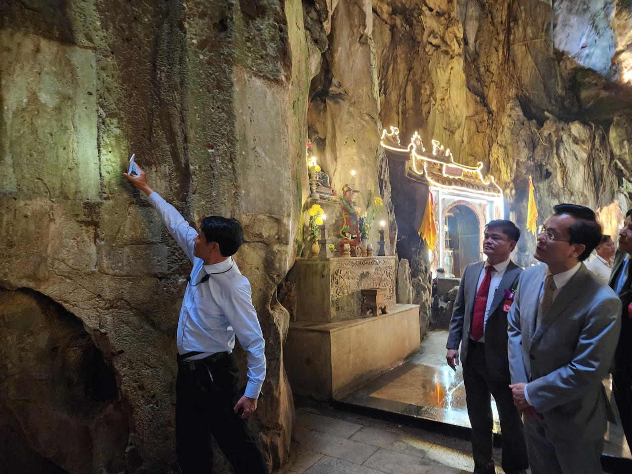 Ma nhai Ngũ Hành Sơn đón nhận Bằng Di sản Ký ức thế giới 