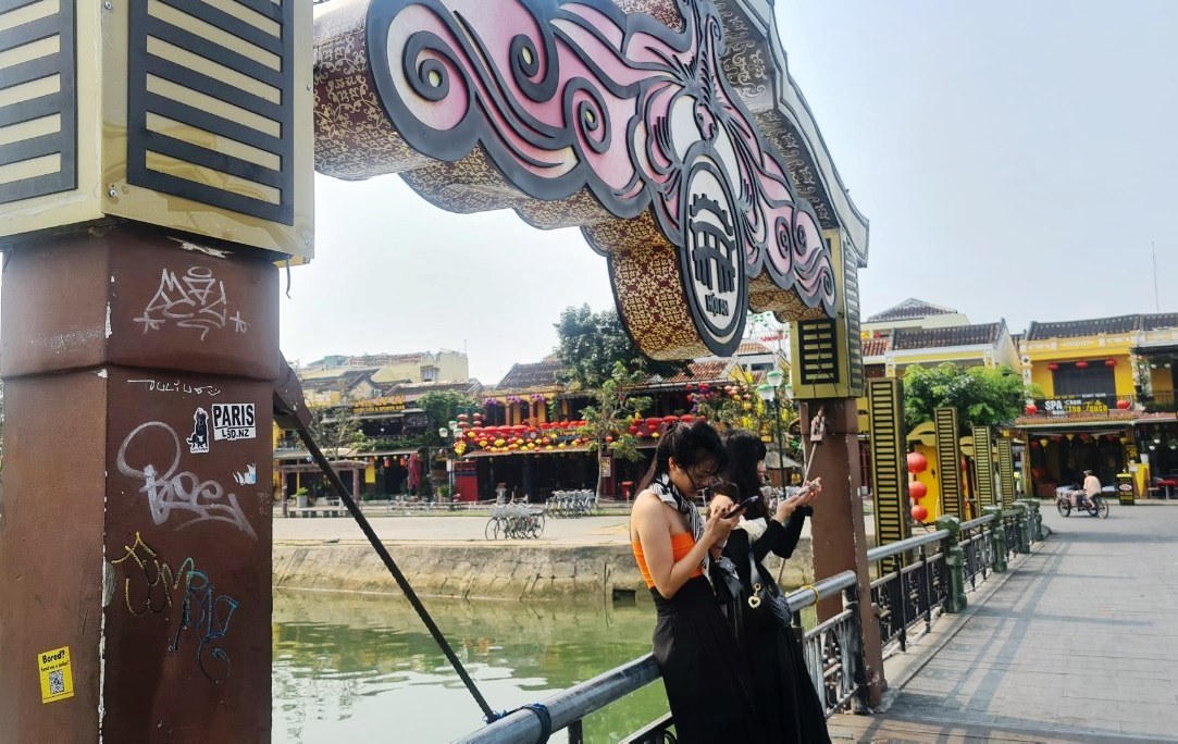 Tường vàng phố cổ Hội An nhem nhuốc vì bị vẽ bậy