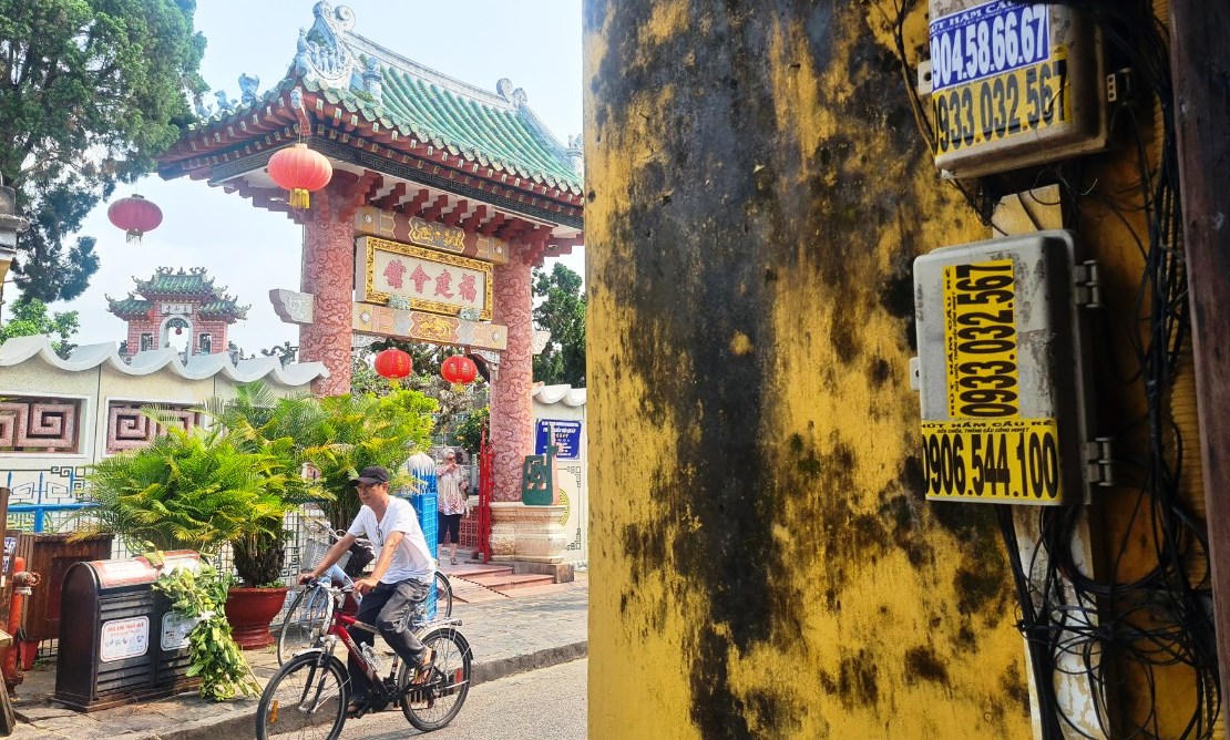 Tường vàng phố cổ Hội An nhem nhuốc vì bị vẽ bậy