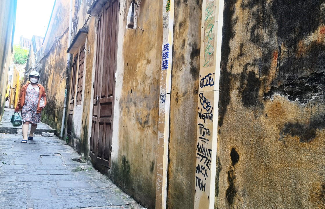 Tường vàng phố cổ Hội An nhem nhuốc vì bị vẽ bậy