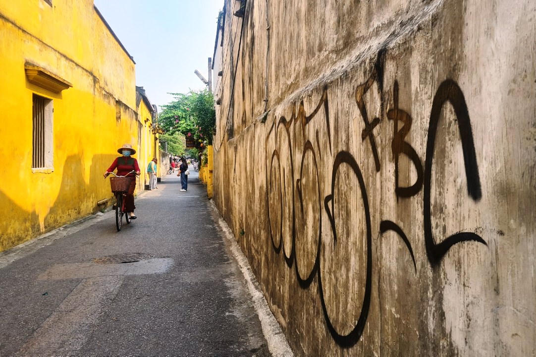 Tường vàng phố cổ Hội An nhem nhuốc vì bị vẽ bậy