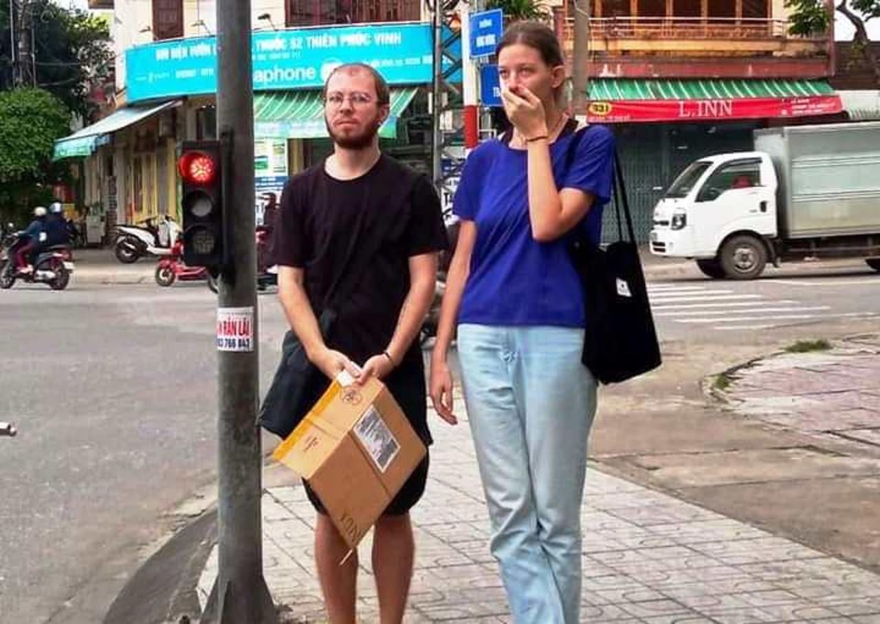 Quảng Nam: Hỗ trợ 2 người nước ngoài cầm bảng “xin cứu giúp” ngoài đường phố