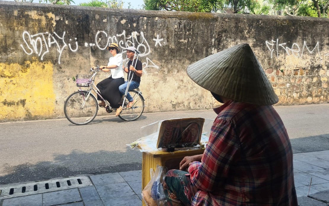 Tường vàng phố cổ Hội An nhem nhuốc vì bị vẽ bậy