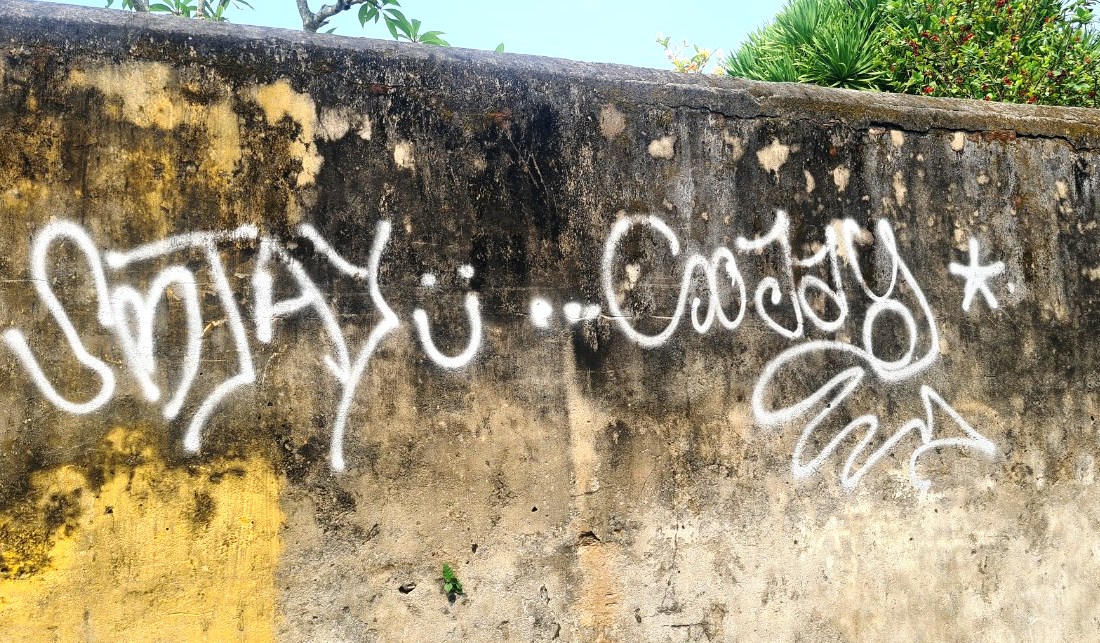 Tường vàng phố cổ Hội An nhem nhuốc vì bị vẽ bậy