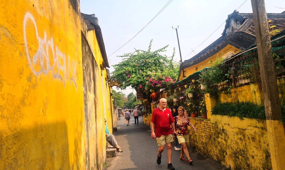 Tường vàng phố cổ Hội An nhem nhuốc vì bị vẽ bậy