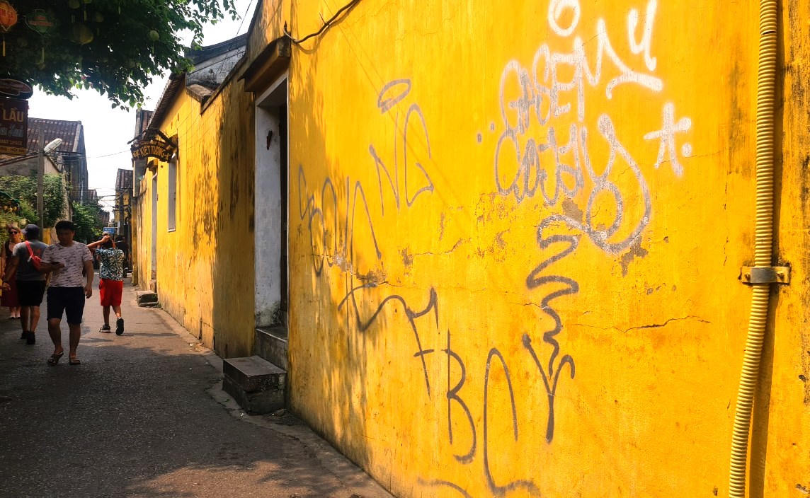 Tường vàng phố cổ Hội An nhem nhuốc vì bị vẽ bậy