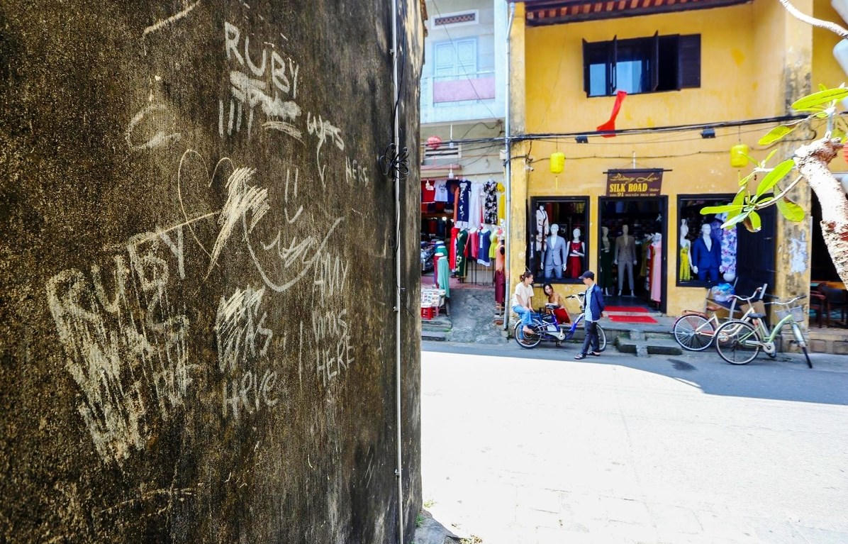 Tường vàng phố cổ Hội An nhem nhuốc vì bị vẽ bậy