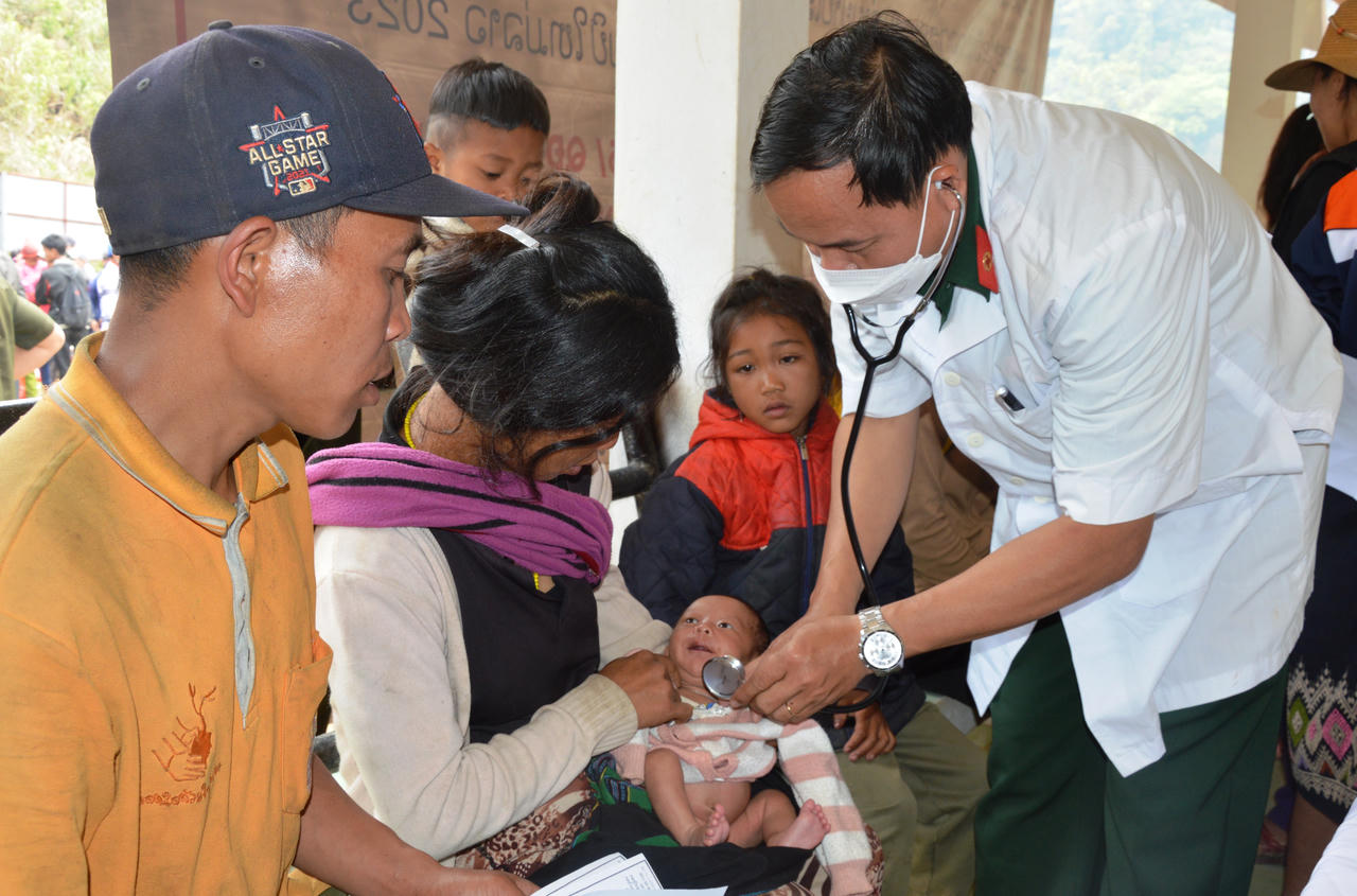 Tặng quà, khám bệnh, cấp phát thuốc cho nhân dân các bộ tộc Lào