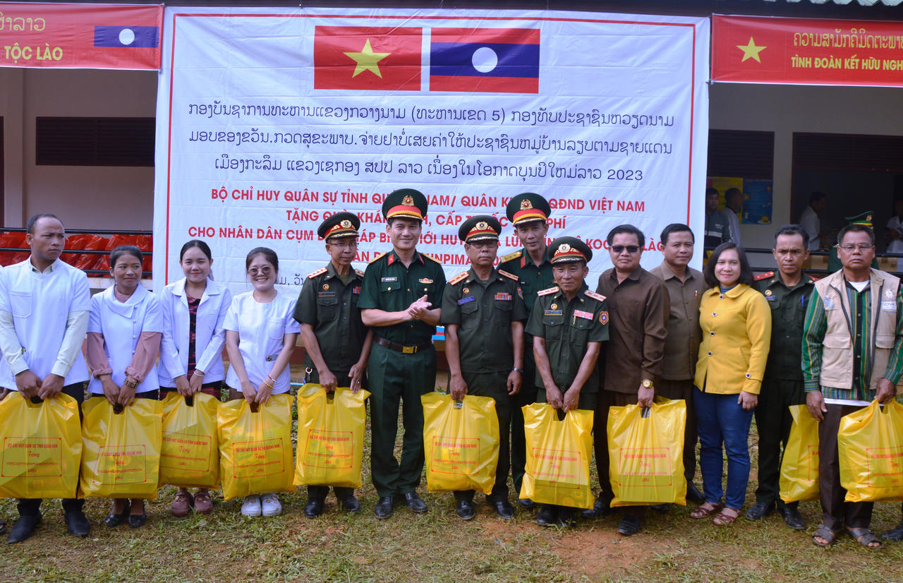 Tặng quà, khám bệnh, cấp phát thuốc cho nhân dân các bộ tộc Lào