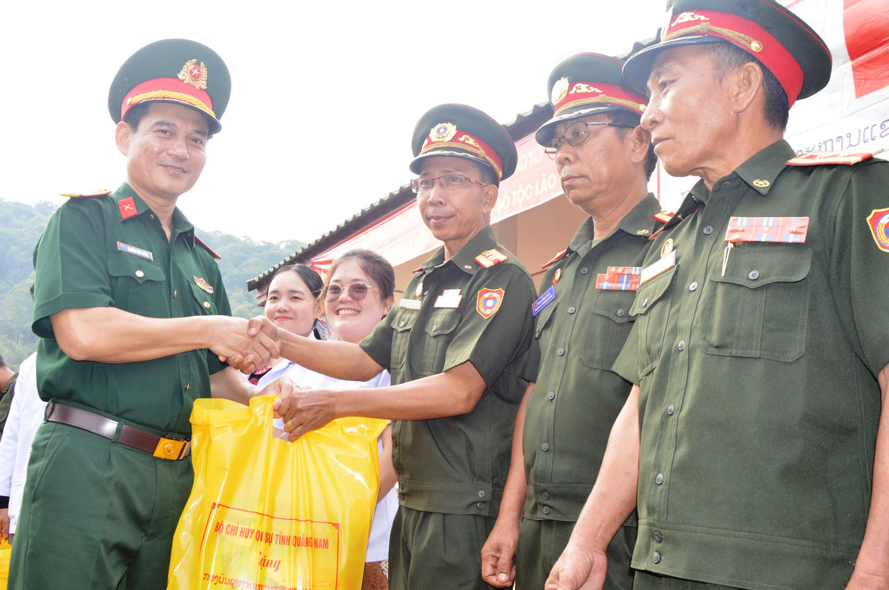 Tặng quà, khám bệnh, cấp phát thuốc cho nhân dân các bộ tộc Lào