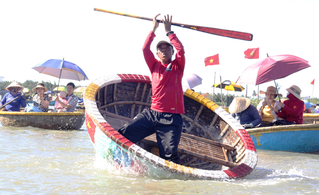 Trải nghiệm lắc thúng ở rừng dừa Bảy Mẫu