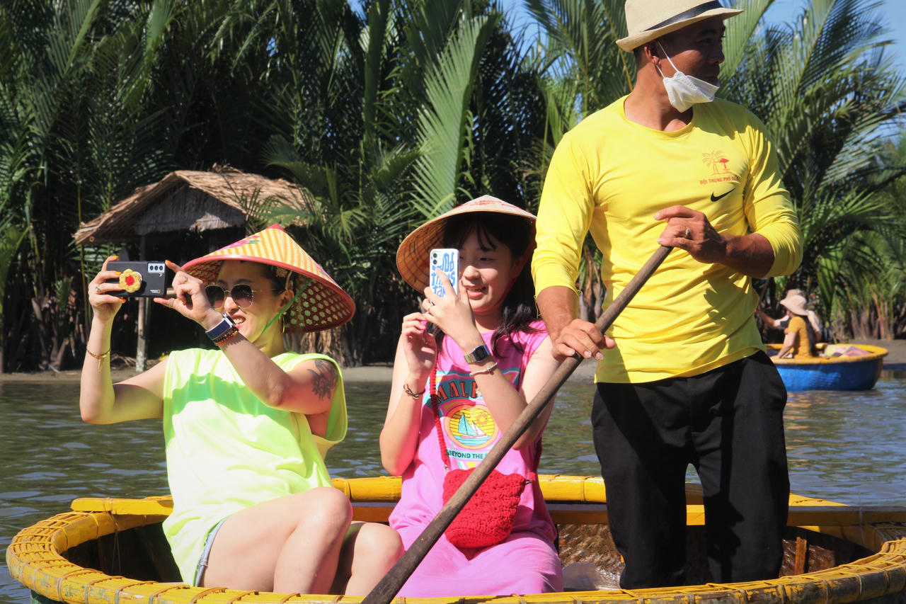 Trải nghiệm lắc thúng ở rừng dừa Bảy Mẫu