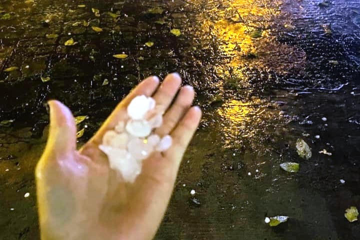Mưa đá bất ngờ xuất hiện ở thành phố Tam Kỳ (Quảng Nam)