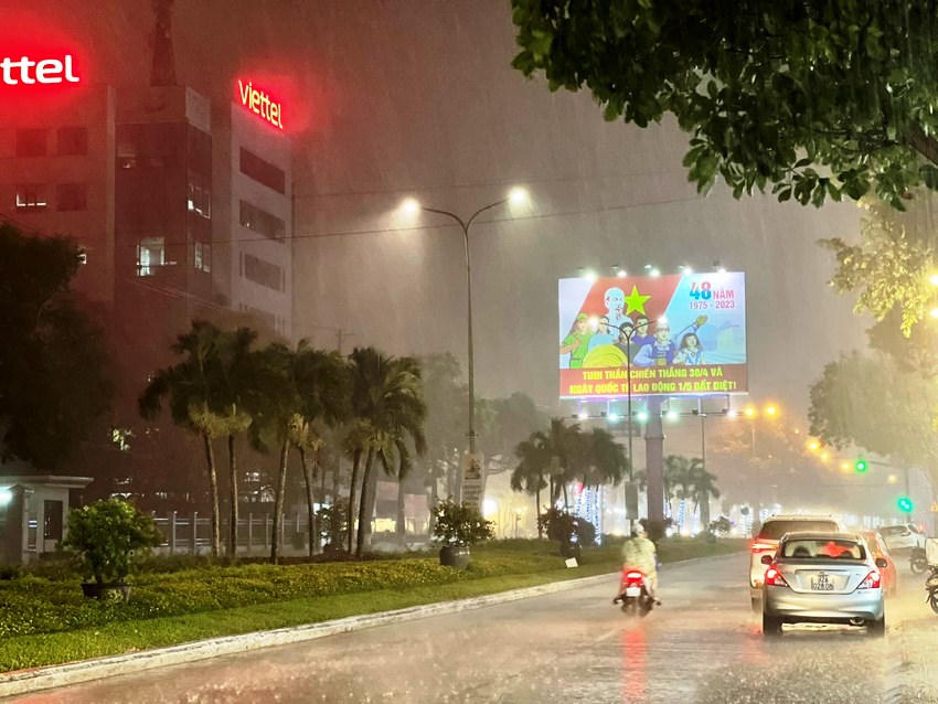 Mưa đá bất ngờ xuất hiện ở thành phố Tam Kỳ (Quảng Nam)