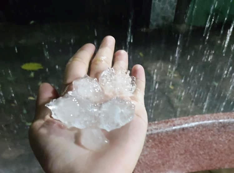 Mưa đá bất ngờ xuất hiện ở thành phố Tam Kỳ (Quảng Nam)